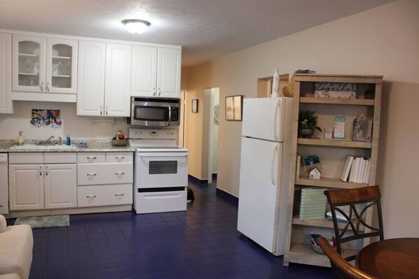 冷蔵庫、電子レンジ、オーブン、コンロ