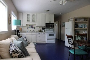 Tv, ett bordtennisbord och kontor