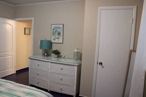 2 室のベッドルーム、デスク、アイロン / アイロン台、WiFi (無料)