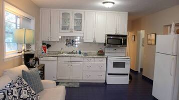 雪櫃、微波爐、焗爐、爐具