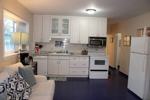 Kylskåp, mikrovågsugn, ugn och spishäll