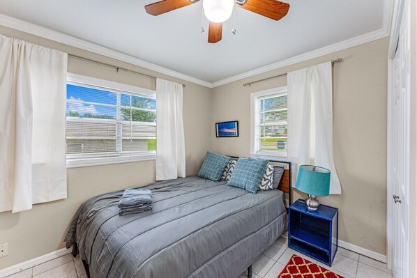 4 makuuhuonetta, työpöytä, Wi-Fi, vuodevaatteet