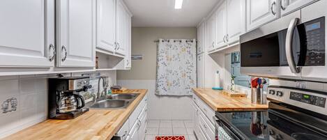Fridge, cookware/dishes/utensils