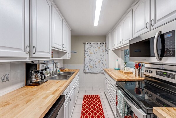 Fridge, cookware/dishes/utensils