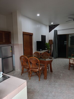 デラックス スタジオスイート | セーフティボックス (室内)、遮光カーテン、WiFi (無料)