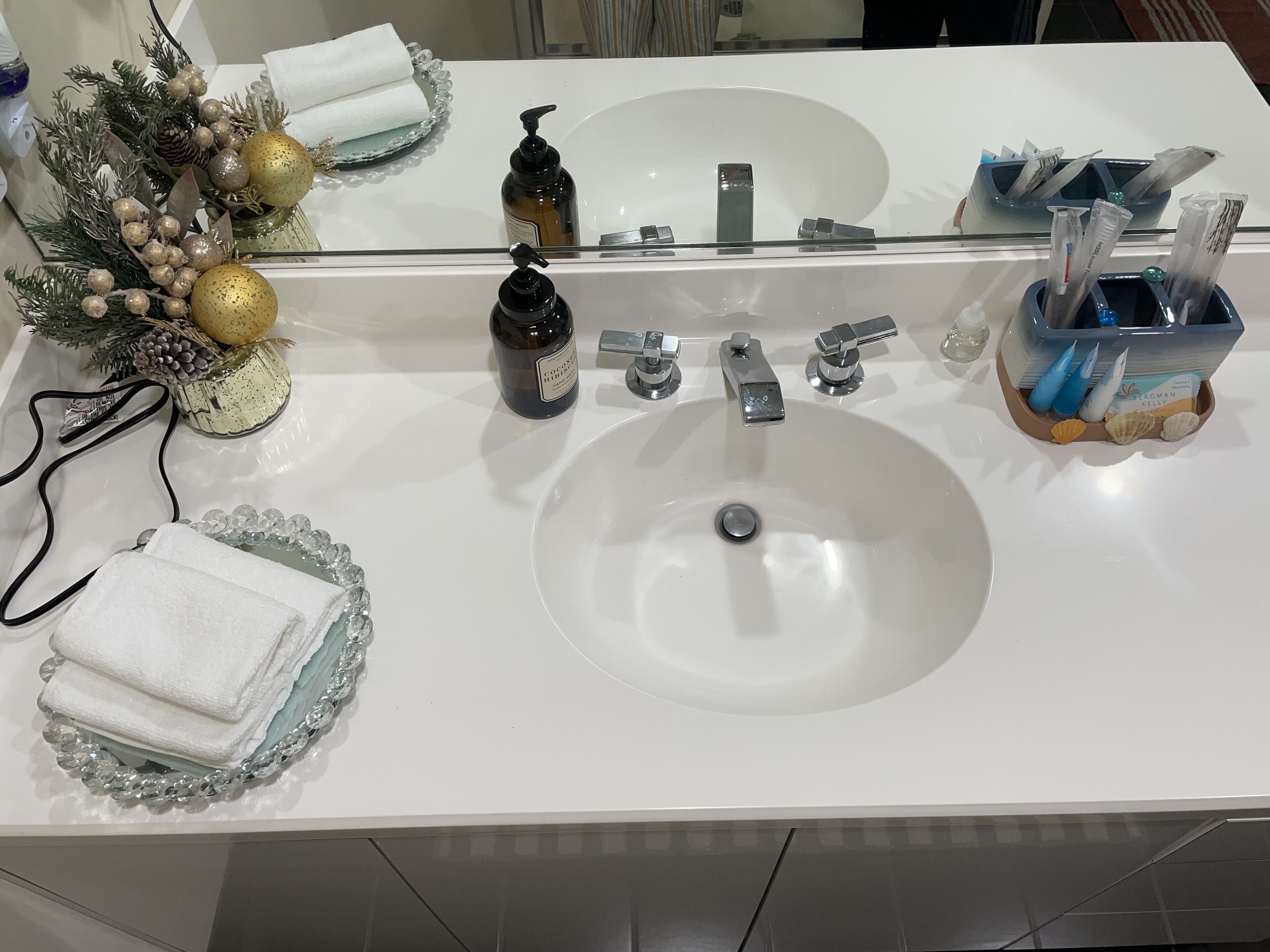 Hårtork, handdukar, tvål och schampo