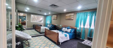 2 makuuhuonetta, tallelokero huoneessa, työpöytä, silitysrauta/-lauta