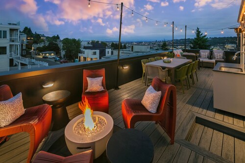 Seattle Skyline Views! Walk to Space Needle! Rooftop deck! Beautiful design!