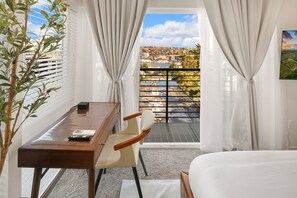 3 bedrooms, desk, iron/ironing board, travel cot - Seattle Skyline Views! Walk to Space Needle! Rooftop deck! Beautiful design! (Seattle)