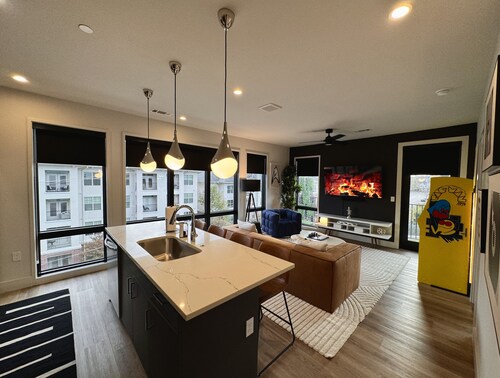 Chic 2-Bedroom Condo minutes from Centennial Park, Vanderbilt & Dining Hotspots