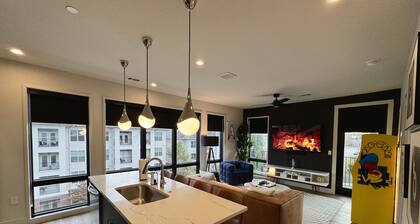 Chic 2-Bedroom Condo minutes from Centennial Park, Vanderbilt & Dining Hotspots