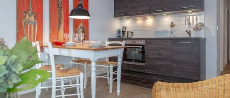 Jääkaappi, uuni, liesi, astianpesukone