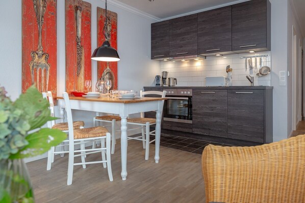 Unclassified image, 1 of 18, button