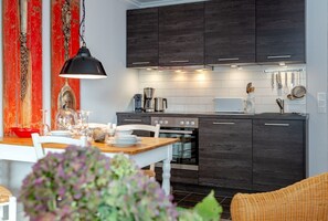 Unclassified image, 4 of 18, button