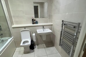 Shower, towels - 1 Bed Apartment Sleeps 2 - WiFi & Tv (Salford)
