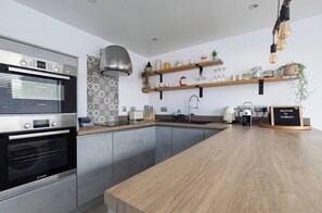 Fridge, microwave, oven, stovetop - La Casita - 2-Bed House in Newquay (Newquay)