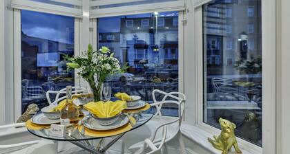 1 Bed Flat - Sleeps 2 - Pets - Parking - Wifi