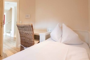 3 Schlafzimmer, Schreibtisch, Bügeleisen/Bügelbrett, WLAN