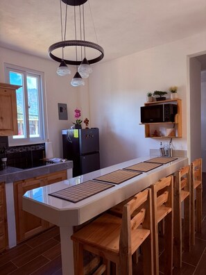 Geladeira, cafeteira/chaleira, chaleira elétrica