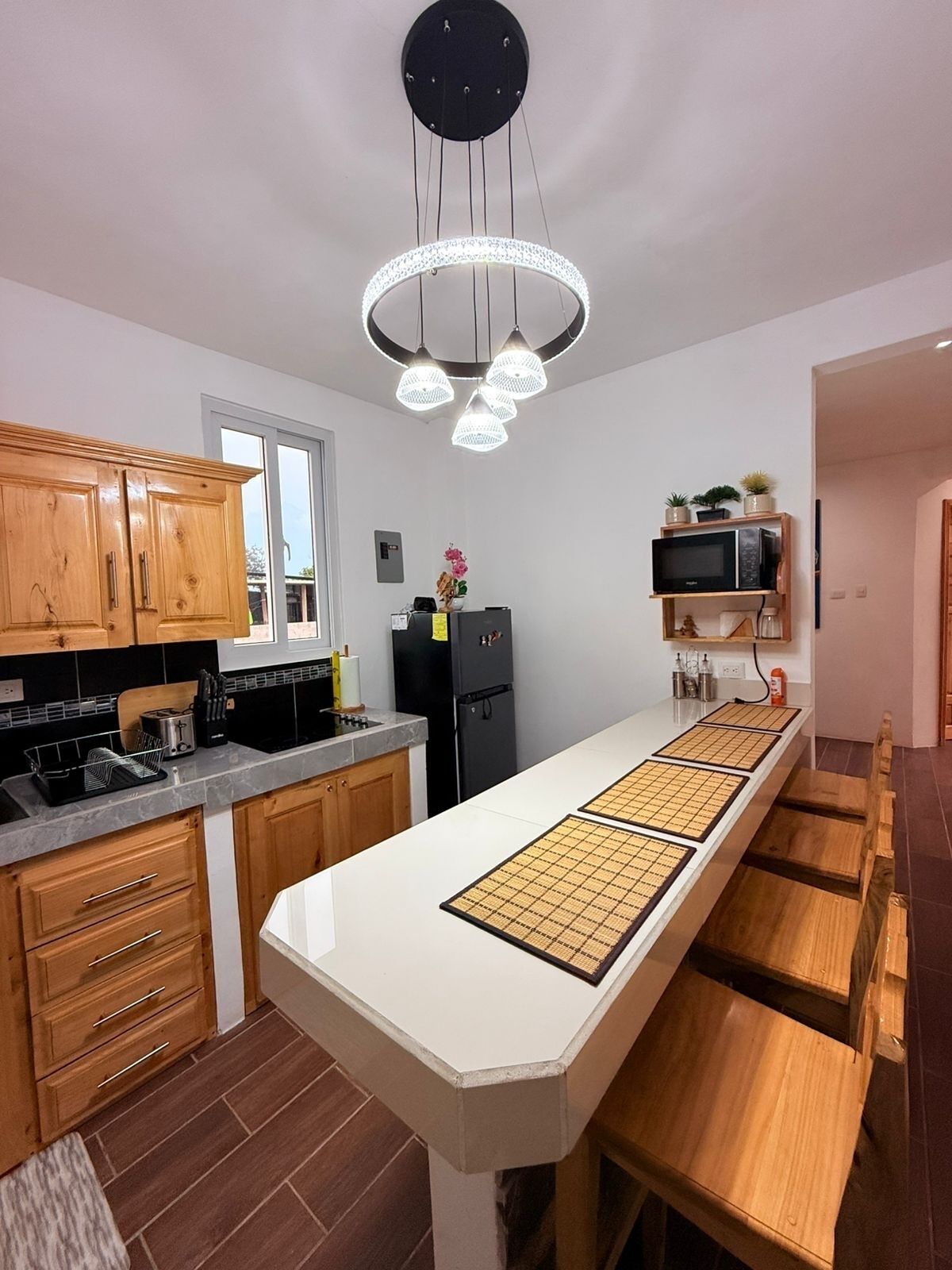 Réfrigérateur, cafetière/bouilloire, bouilloire électrique