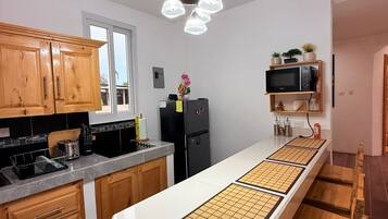 Réfrigérateur, cafetière/bouilloire, bouilloire électrique