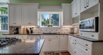 Our Happy Retreat: "Finger Lakes Reunions on Keuka Lake! Pet Friendly + Hot Tub!"