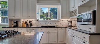 Our Happy Retreat: "Finger Lakes Reunions on Keuka Lake! Pet Friendly + Hot Tub!"