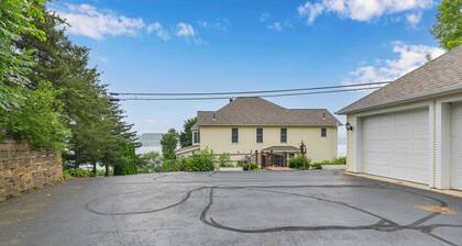 Our Happy Retreat: "Finger Lakes Reunions on Keuka Lake! Pet Friendly + Hot Tub!"