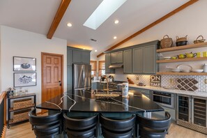 Fridge, microwave, oven, stovetop - The Raven - Pets, Views, Beech Mtn Club, game room (Beech Mountain)