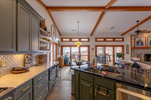 Fridge, microwave, oven, stovetop - The Raven - Pets, Views, Beech Mtn Club, game room (Beech Mountain)