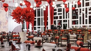 A restaurant with red lanterns, a large tree decoration, and a bar area. - Junior Panoramic Suite Pureto Vallarta (Puerto Vallarta)