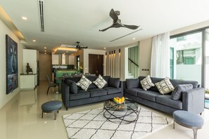 Villa Luxury | Area soggiorno | TV LCD 85 pollici con canali digitali, Netflix, servizi in streaming