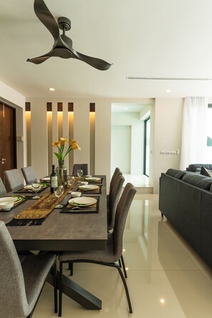 Vila superluxo | Área de estar | TV LCD 85 polegadas com canais digitais, Netflix, serviços de streaming