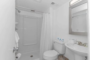 Douche, sèche-cheveux, serviettes fournies, shampoing