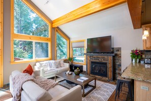 TV, fireplace - Maison Doree - Kings Beach lake house, Walk 3 blocks to beach, Walk to restaurants and shops (Kings Beach)