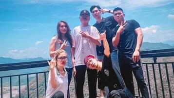 Un grupo de personas posando en un balcón con una vista panorámica de las montañas.