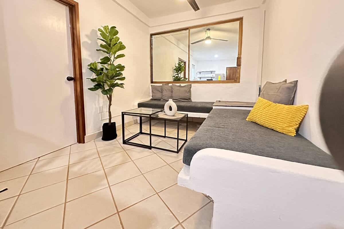 City Apartment, 1 Queen Bed | Living area