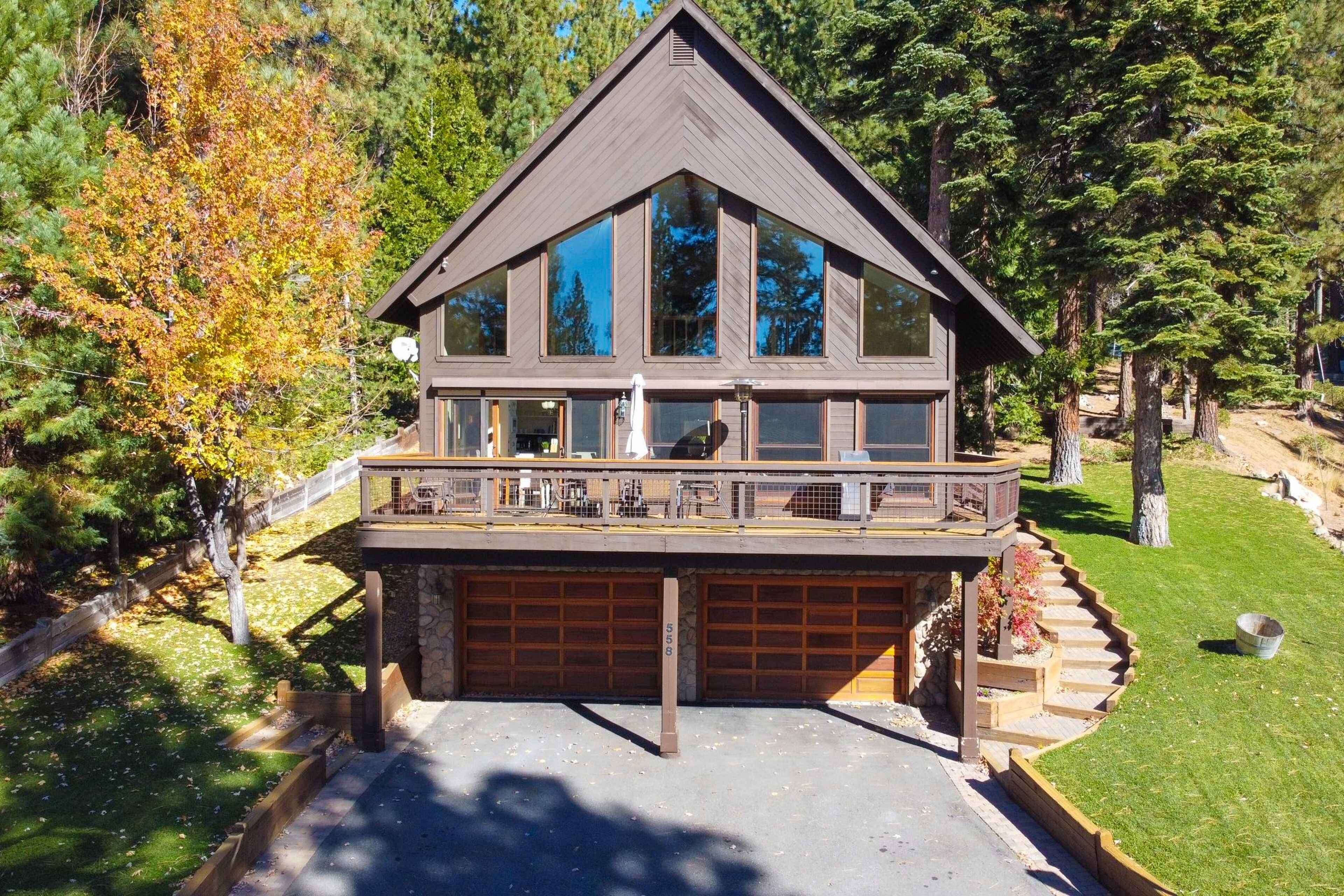 Tranquil & sunlit mountain oasis with fireplace & deck - near skiing & the lake