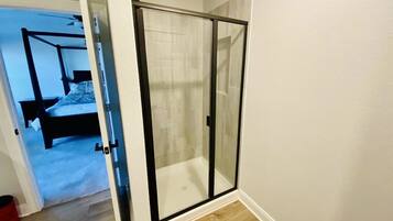 4 dormitorios, tabla de planchar con plancha, wifi gratis y ropa de cama