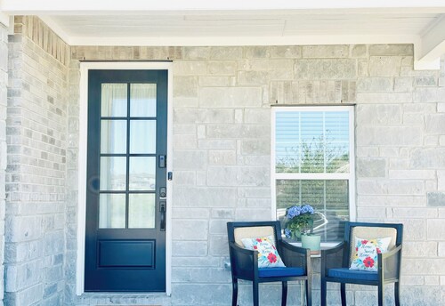 Newly Built 4BR Family Hub in a Quiet Neighborhood, 15 Minutes from Downtown