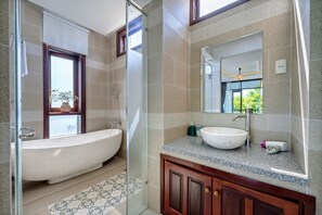 Een douche, een haardroger, een bidet, handdoeken