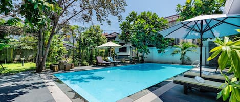Una piscina al aire libre