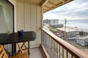 Property grounds - Ocean View Condo. Pet Friendly. Beach Access. (Lincoln City)