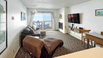 Televisión, chimenea, reproductor de DVD y tenis de mesa