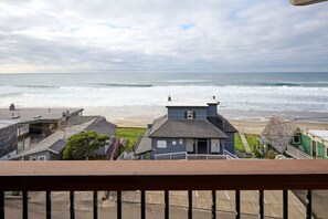 Property grounds - Ocean View Condo. Pet Friendly. Beach Access. (Lincoln City)