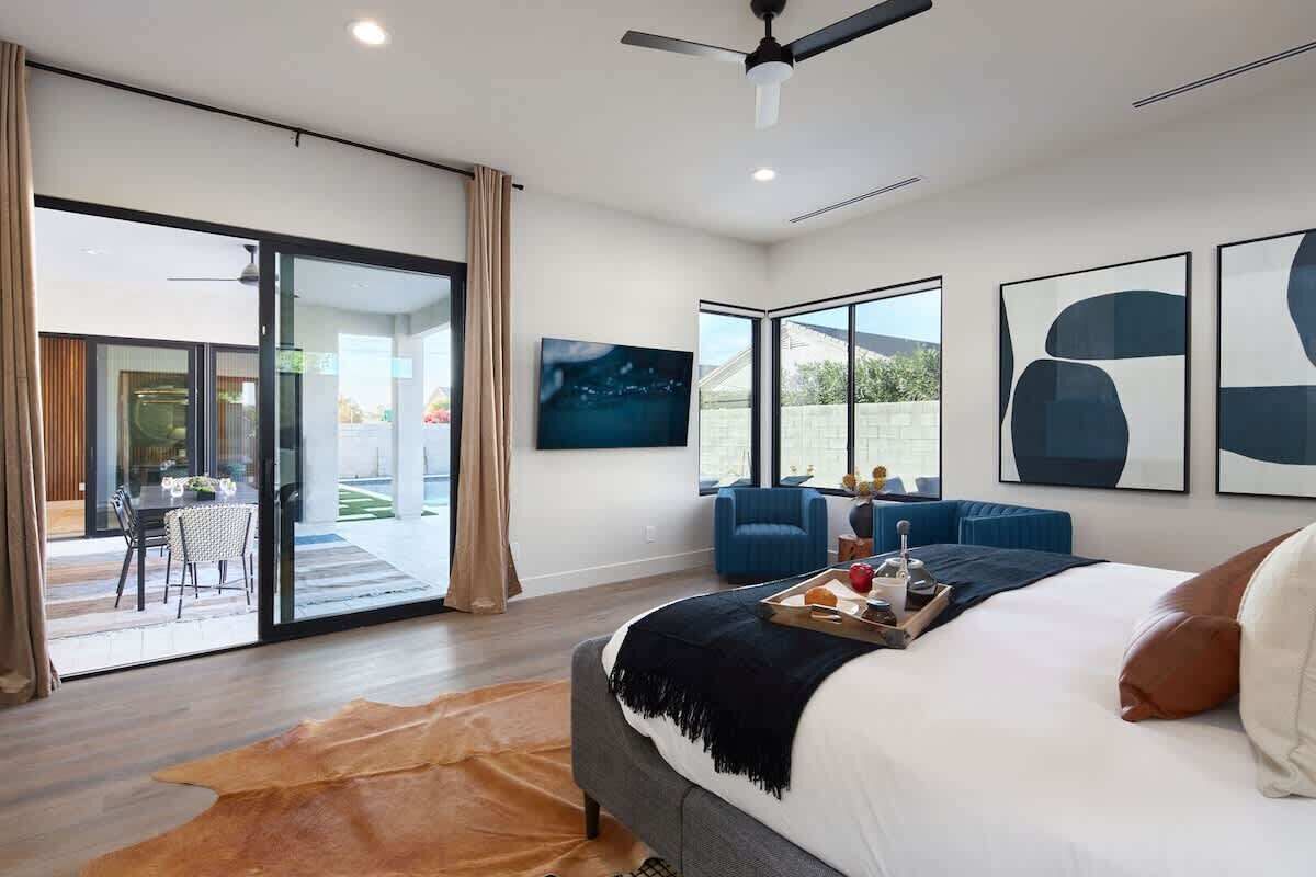 5 habitaciones, tabla de planchar con plancha y cuna de viaje 