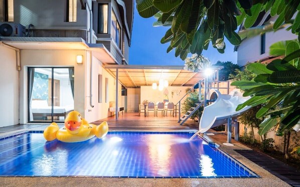 5bed 5bath | Living area