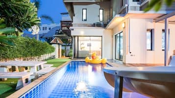 5 Beds 3 Bathrooms | Terrace/patio