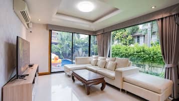 5 Beds 3 Bathrooms | Living area