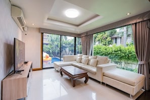 5 Beds 3 Bathrooms | Coin séjour